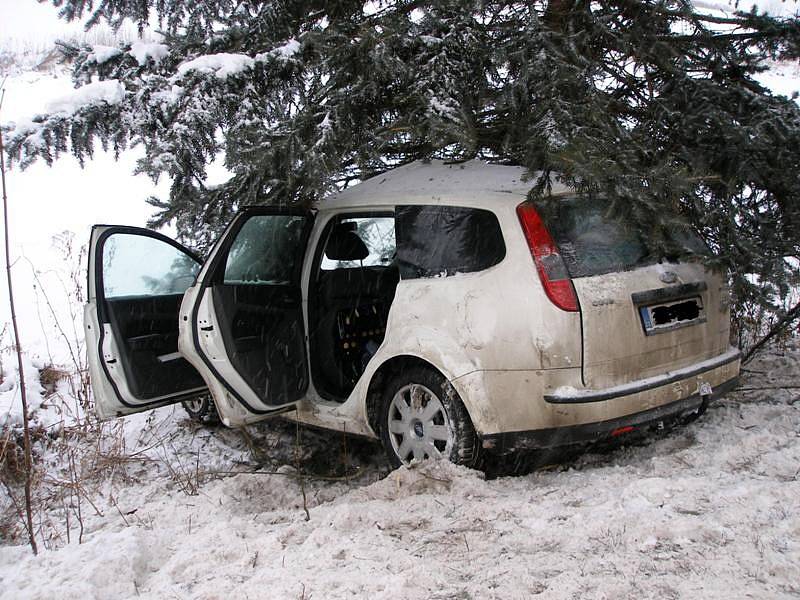 Hasiči z Vrchlabí byli 14. ledna přivoláni k dopravní nehodě v Čisté v Krkonoších. Osobní vozidlo zde bočně narazilo do stromu. Ve vozidle na zadním sedadle cestovaly tři děti. Jednomu z dětí část karoserie přimáčkla nohu a hasiči jej museli vyprostit.