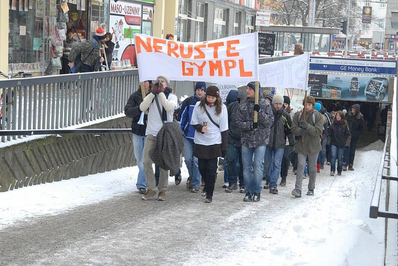 HOŘIČTÍ STUDENTI se snažili, jak jím síly stačily, aby zachovali čtyřletou větev gymnázia. Nadpoloviční většina zastupitelstva je však nepodpořila.  Více foto na www.jicinsky.denik.cz/protesthk . 