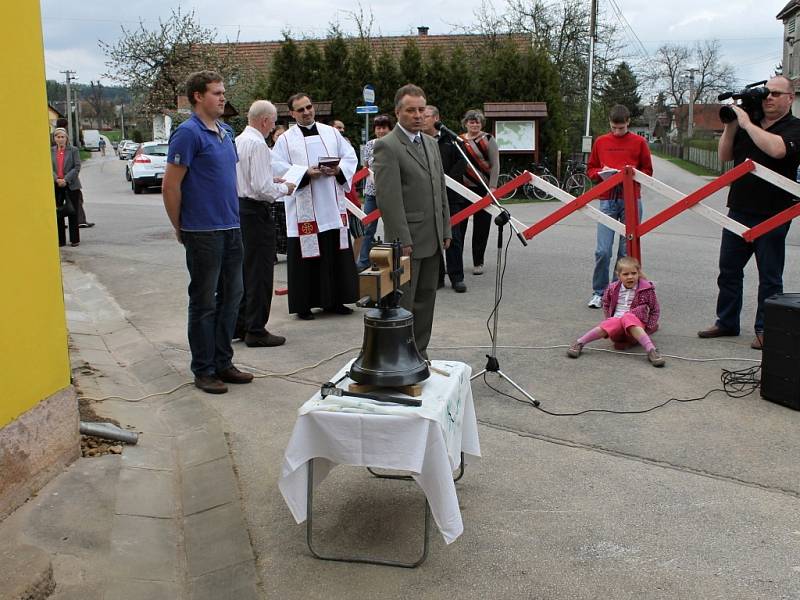 V Lánech vysvětili a instalovali nový zvon.