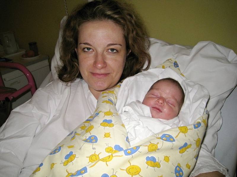 ANIČKA JIRUŠKOVÁ věnovala svůj první úsměv rodičům Jitce Matouškové a Martinu Jiruškovi z Turnova právě na Nový rok. Narodila se jim jako první děcko 1. ledna s váhou 3,7 kg a mírou 50 cm. 