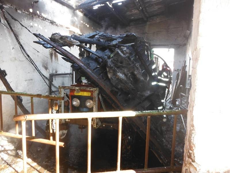 Technická závada zapříčinila požár traktoru v objektu kravína