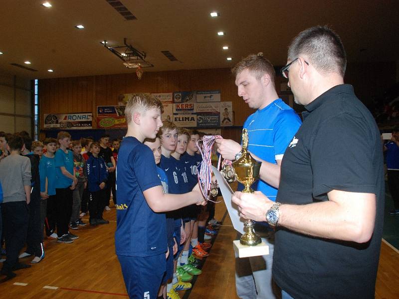 CONTINENTAL CUP 2016 v kategorii mladších žáků. Na snímku jsou dekorováni házenkáři HBC Continental Jičín A stříbrnými medailemi. Ceny předával extraligový brankář HBC David Machalický. 