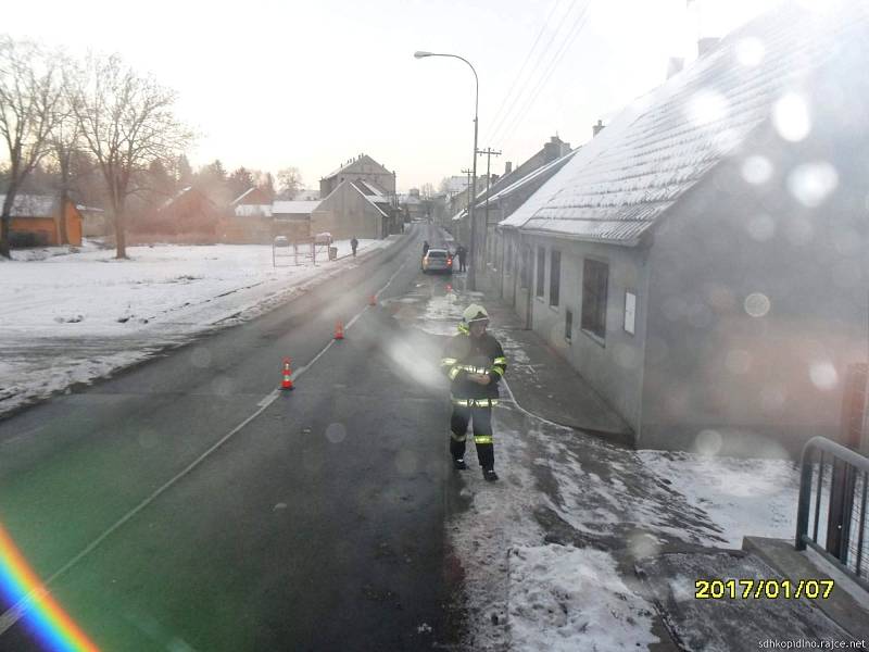 Zásah kopidlenských hasičů u vodovodního potrubí prasklého mrazem.