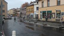 Oprava Komenského ulice má měsíční zpoždění. V pátek byla konečně zprůjezdněna v celé délce.