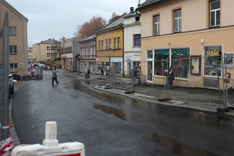 Oprava Komenského ulice má měsíční zpoždění. V pátek byla konečně zprůjezdněna v celé délce.