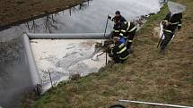 Dopravní nehoda v Ostroměři spojená s únikem nafty do řeky.