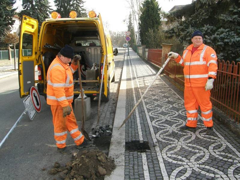 Z instalování dopravní značky v Lázeňské ulici.