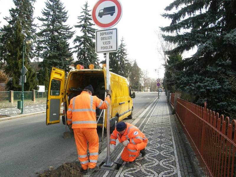Z instalování dopravní značky v Lázeňské ulici.