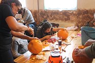 Vydlabané dýně a strašidelné kostýmy k oslavám Halloweenu neodmyslitelně patří. Na Stavu v Úbislavicích si takové strašidelné odpoledne užily děti, ale i dospělí.