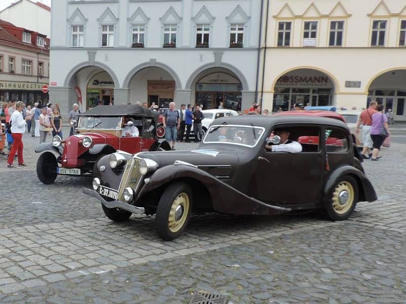 Veteránem Českým rájem na jičínském Valdštejnově náměstí.