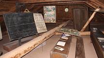 Kyje - V rámci rekonstrukce roubené školy došlo k odhalení vzácných materiálů z doby Marie Terezie - mapy, učební pomůcky, knihy, modlitební knihy