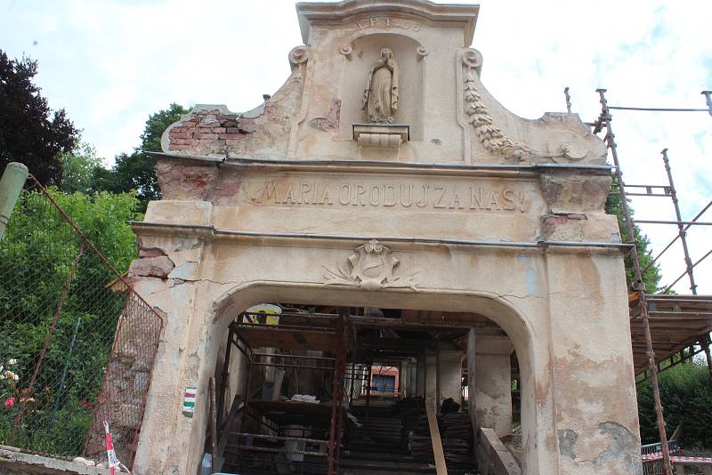 První etapou začala oprava unikátního Růžencového schodiště z roku 1735, vystavěného k místnímu paulánskému klášteru v Nové Pace. Památku získalo město od církve v roce 2015.