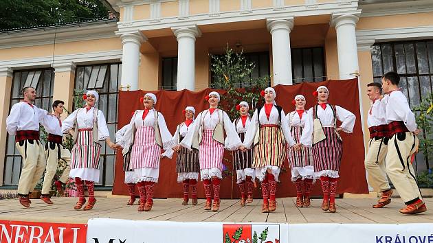 Mezinárodní folklorní festival pod Zvičinou.