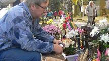 O víkendu se zaplnily hřbitovy stovkami lidí, jež uctily Památku zesnulých.