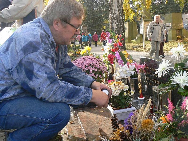 O víkendu se zaplnily hřbitovy stovkami lidí, jež uctily Památku zesnulých.