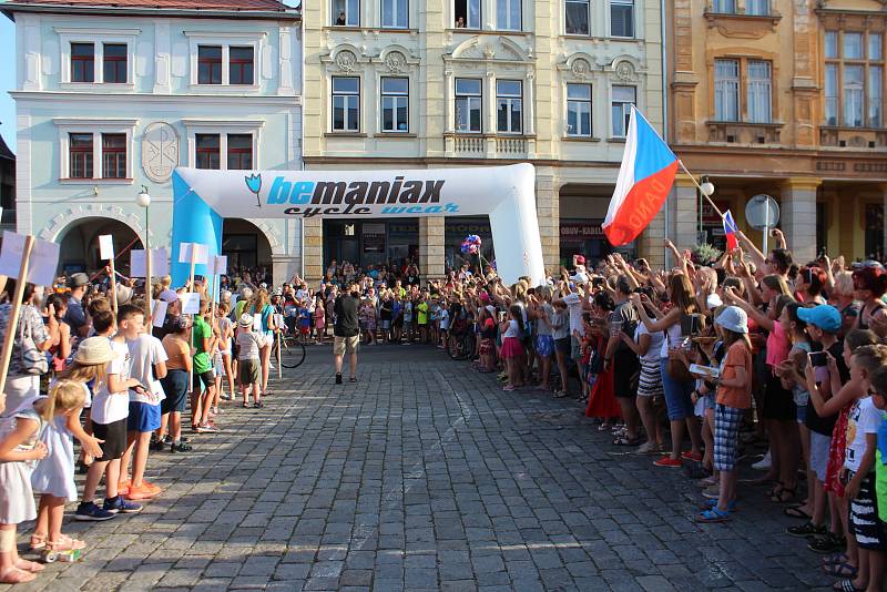 Daniela Polmana, který dokončil extrémní cyklistický závod napříč Amerikou, vítala Nová Paka. Amatérský cyklista se davu poklonil a poděkoval za přízeň fanoušků, která ho hnala do cíle nejtěžšího a nejdelšího závodu světa.