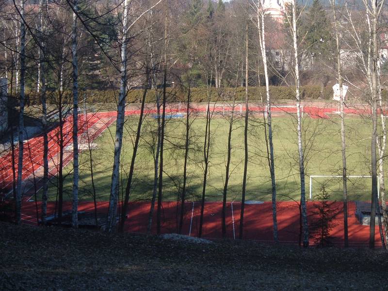 Pěkné prostředí novopackého stadionu.