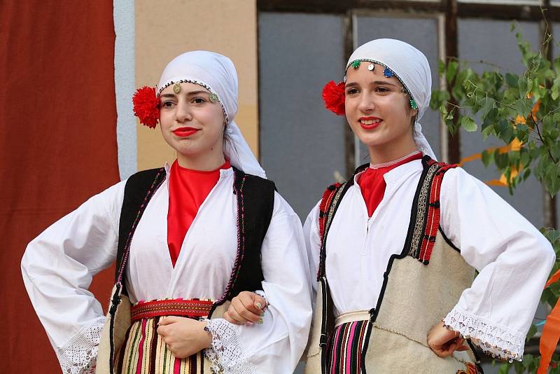 Až do neděle v Lázních Bělohradě potrvá Mezinárodní festival písní a tanců pod Zvičinou.