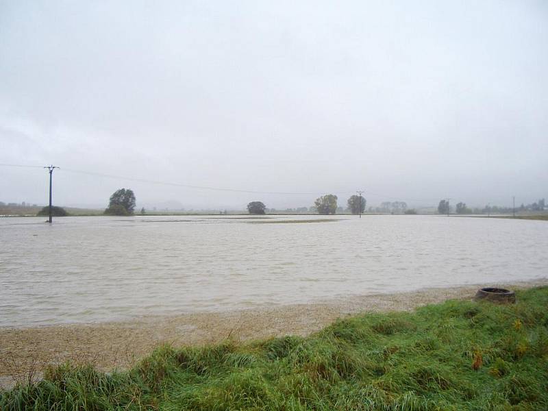 Zaplavené pole u výjezdu z Jičína na Čejkovice.