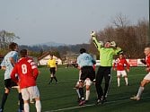 Situace před bělohradskou brankou, kterou musel řešit gólman hostů Gall. Ve světlém dresu  Gaubmann (6).  