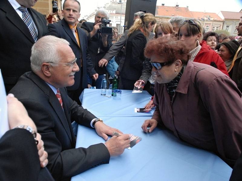 Manželé Klausovi na návštěvě Hořic roku 2007.