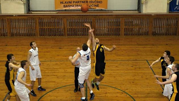 Z utkání jičínských basketbalistů.