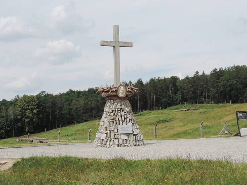 Z exkurze v bývalém koncentračním táboře Gross-Rosen.