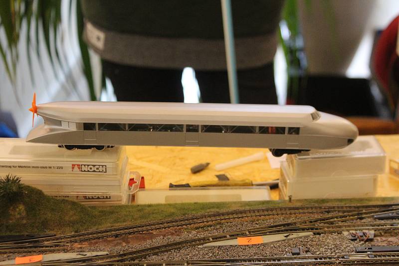 Koníček, který přináší odpočinek, zábavu, technickou zdatnost a šikovnost, ale i mnohatisícové výdaje. Na tradiční výstavě představili jičínští modeláři své vlaky.