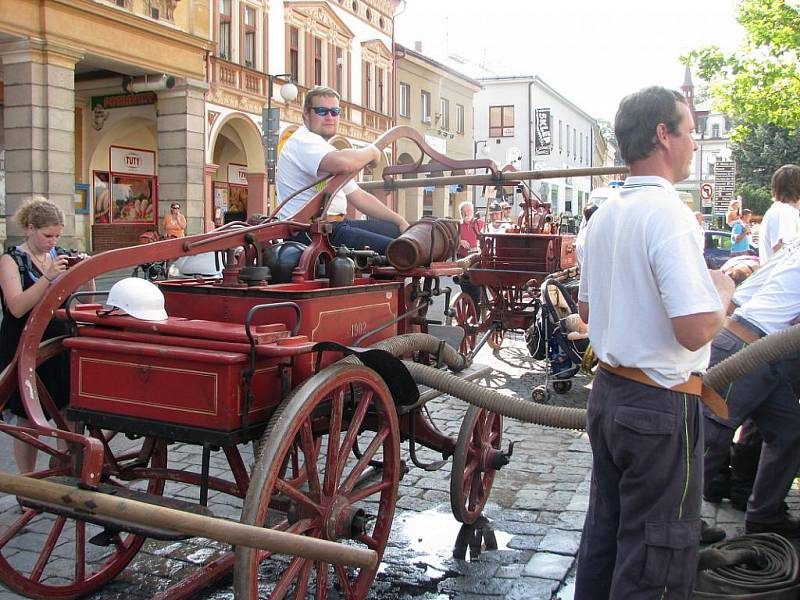 Novopačtí hasiči se vydali s historickou Andulou na třídenní putování.