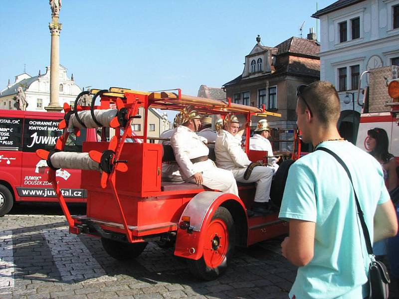 Novopačtí hasiči se vydali s historickou Andulou na třídenní putování.