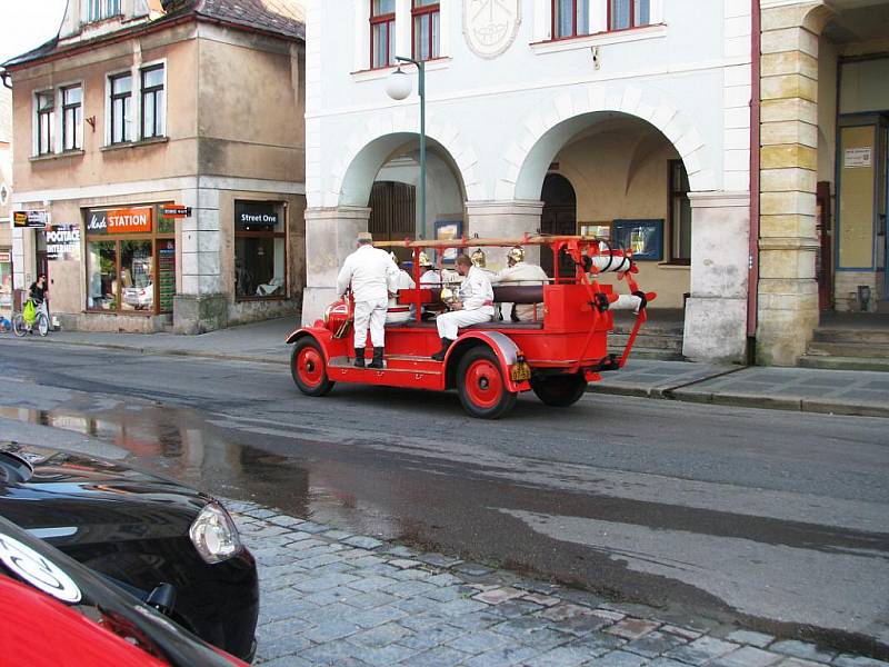 Novopačtí hasiči se vydali s historickou Andulou na třídenní putování.