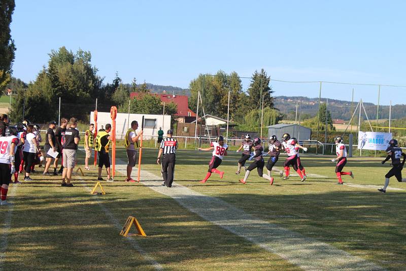 Hráčky jičínských Windstorms (v černém) v souboji s americkými fotbalistkami pražských Harpies.