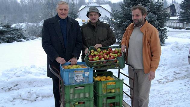 Ovocnáři z Jičínska darovali jablka seniorům.