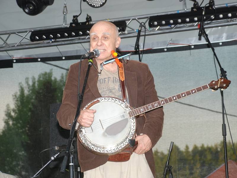 Vystoupení Banjo Bandu Ivana Mládka v Lomnici.