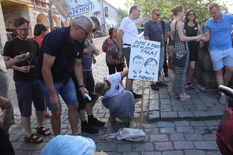 Více než stovka lidí přišla protestovat na Masarykovo náměstí v Nové Pace proti premiérovi Andreji Babišovi.