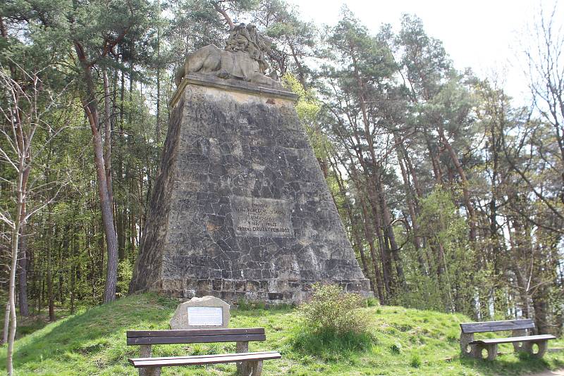 Mohylu na památku Viléma Konecchlumského čeká letos čištění. Je postavená z pískovce z nedalekého lomu.