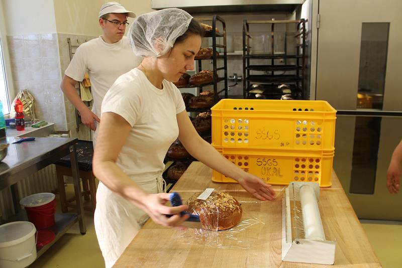 Výroba velikonočních dobrot v odborných dílnách Střední školy gastronomie a služeb v Nové Pace.