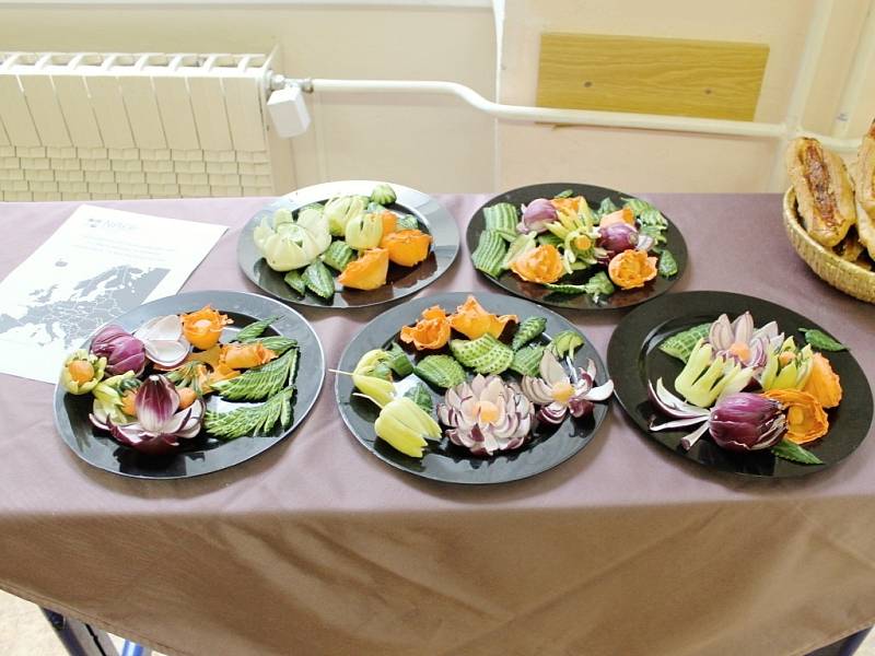 Ozdobné vyřezávání v novopacké Střední škole gastronomie a služeb.