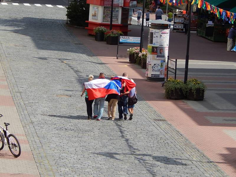 Poklidný začátek demonstrace v Jičíně.