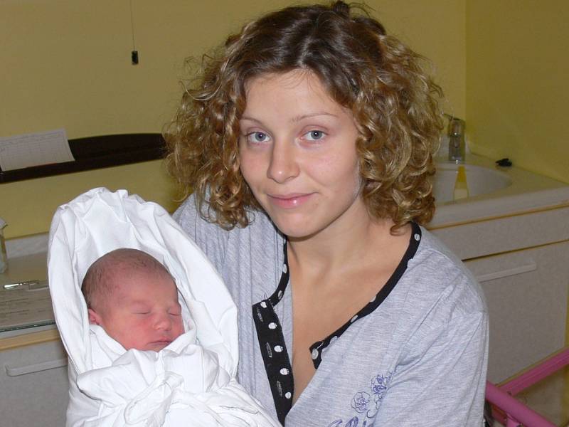 JAN CARDA dělá radost svým rodičům Simoně Vávrové a Janu Cardovi od 26. září, kdy přišel na svět s váhou 3,47 kg a mírou 50 cm. Své první děťátko si odvezli domů do Nové Vsi. 
