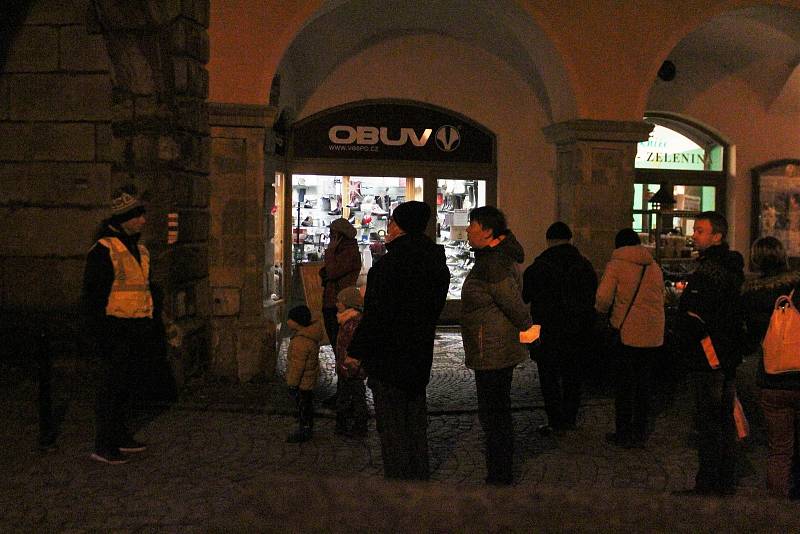 Že se bude u Valdické brány natáčet se vědělo. Ohňostroj ale produkce tajila do poslední chvíle. Prý aby se jim nesrocovaly davy zvědavců.