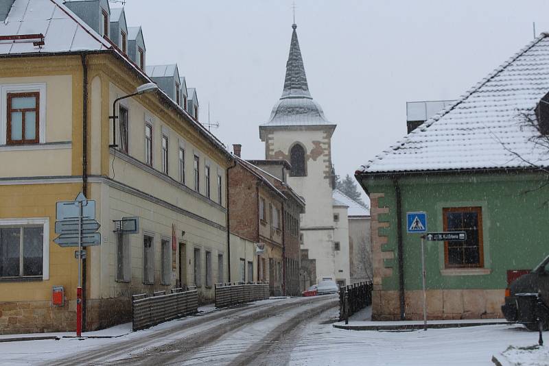 Miletín, rodiště historika, básníka a spisovatele Karla Jaromíra Erbena, má spoustu nej. Málokdo ví, že je zde muzeum amatérských divadel, skryté klášterní sklepení, že se tu vyrábějí voňavé Erbenovy miletínské modlitbičky i nefiltrované miletínské pivo. 