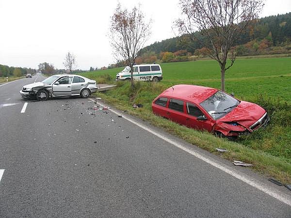 Při odbočování šofér pravděpodobně přehlédl již předjíždějící červené vozidlo Škoda Octavia, jehož řidič čelně narazil do levého boku odbočující stříbrné octavie. 