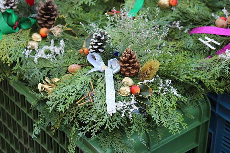 Vánoční zakázali, ale ty tradiční farmářské se konat mohou. V Jičíně nadále pokračují trhy každou středu, pátek a sobotu. Sortiment může být jakýkoliv. I adventní..