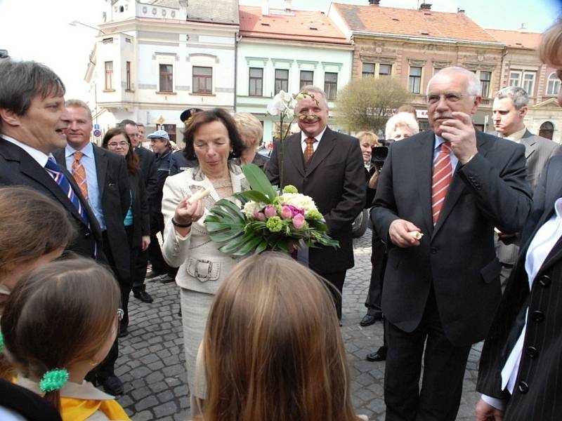 Manželé Klausovi na návštěvě Hořic roku 2007.