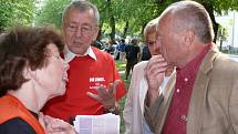 Prvomájová manifestace v Jičíně - lipách objektivem německého fotografa.