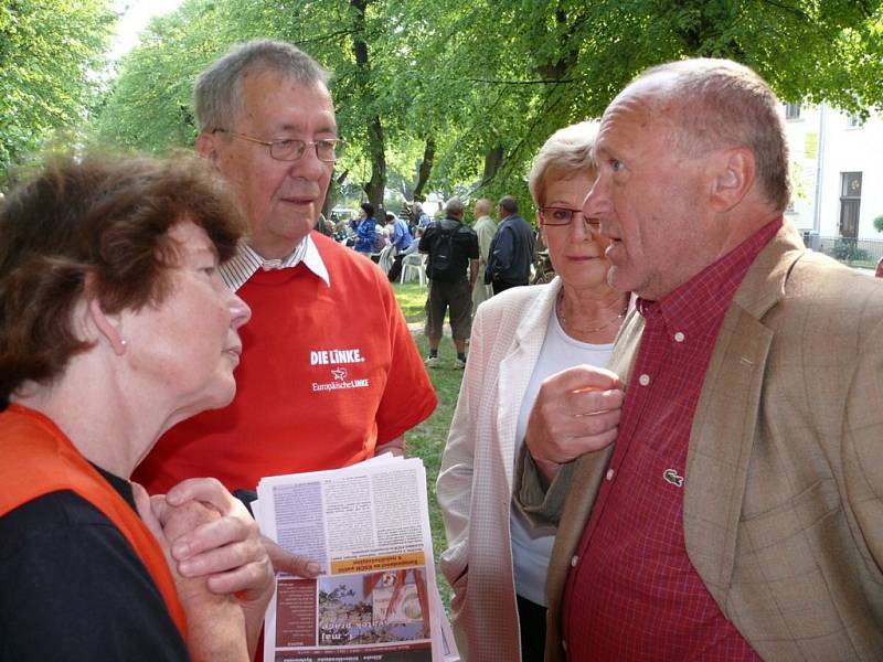 Prvomájová manifestace v Jičíně - lipách objektivem německého fotografa.