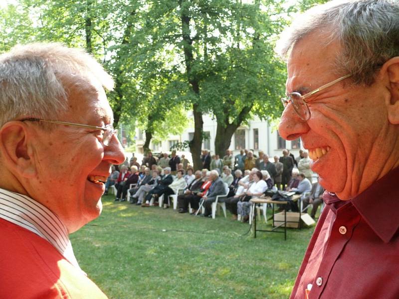 Prvomájová manifestace v Jičíně - lipách objektivem německého fotografa.