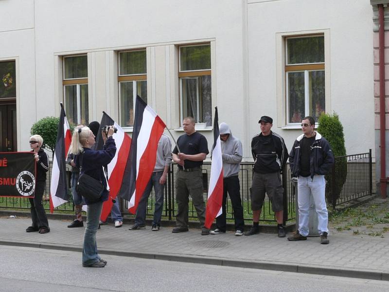 Prvomájová manifestace v Jičíně - lipách objektivem německého fotografa.