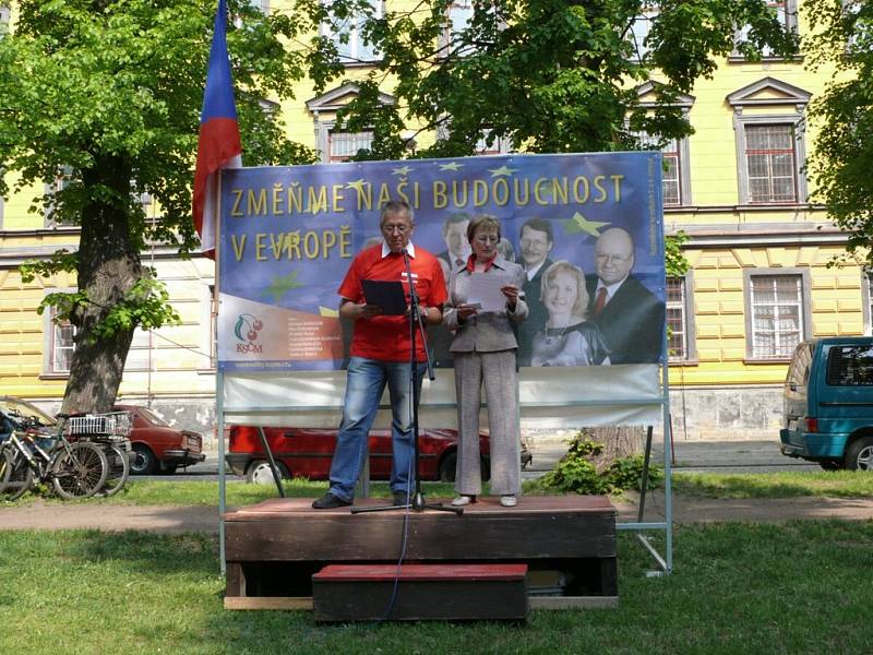 Prvomájová manifestace v Jičíně - lipách objektivem německého fotografa.